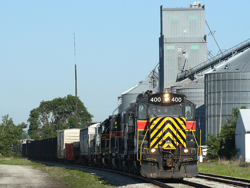 The 400 roars through Marengo, Iowa with the east train on June 9th 2007