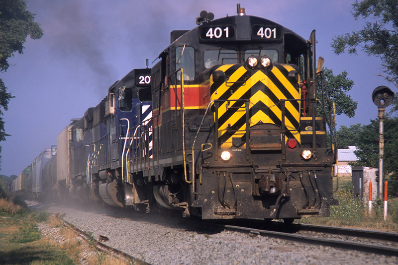 Before the ICE could get into Chicago on their "normal" route, IAIS was one way for them to sneak into Chi-town. Here, an IC&E "BENA" type train hustles westbound at Minooka, IL with pilot unit #401 pointing the way on August 3, 2002.