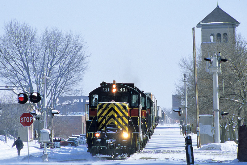 #431 brings a late runnung BICB past the Scott County Jail at Davenport, Iowa - January 27th, 2004.