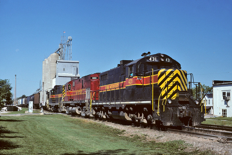 Eastbound action at Walcott, Iowa with #431 on the point. 09/10/98