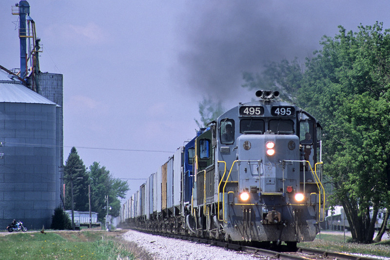 495 East with "RISW" leaves Durant, Iowa May 16, 2003. This train has just swapped cars with the Wilton Turn at Twin States siding, and is returning to Rock Island Yard.