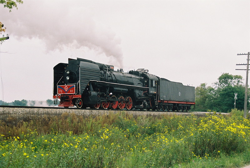 QJ 7081 pauses east of Homestead, Iowa after making a test run to Yocum Connection on September 17, 2006.