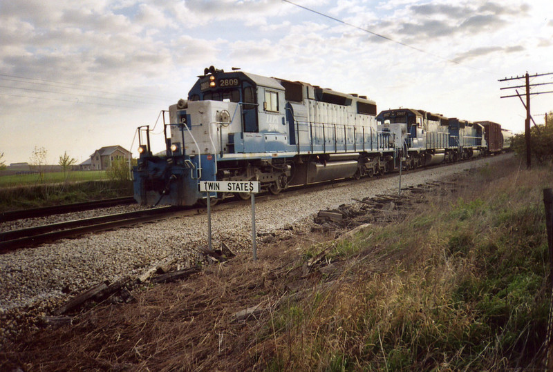 The westbound RI turn (RIIC) passes Twin States, May 2005.