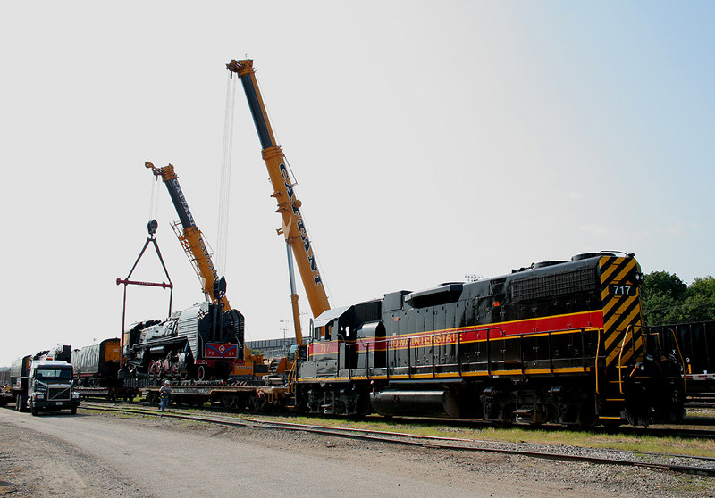 IAIS 717 pulls the flatcar from under the 7081 on 29-Jun-2006.