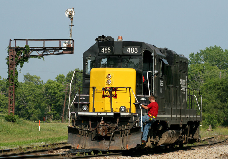 Using the wye at Bureau, IL to run around the weed sprayer.  16-Jun-2006.