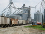 Loading grain at Hancock, June 21, 2006.  Can you spot the trackmobile?