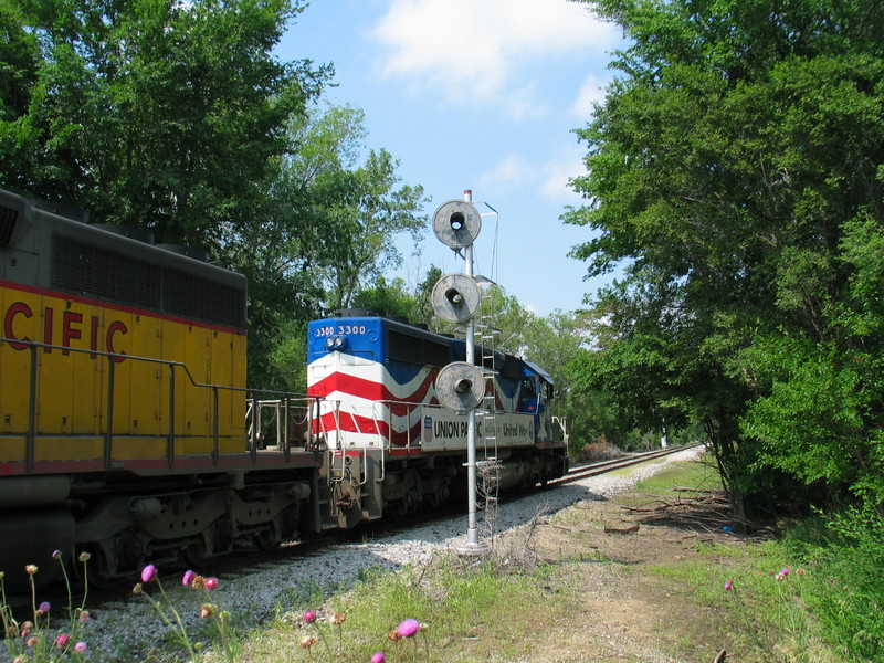UP 3300 west detour passes the control signal at the old east end of Hillis Siding.  June 21, 2006.
