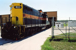 IAIS 403 picking up a gon (IAIS 30070) at Wilton Precision Steel, Sept. 14, 2005, looking south from 1st St.