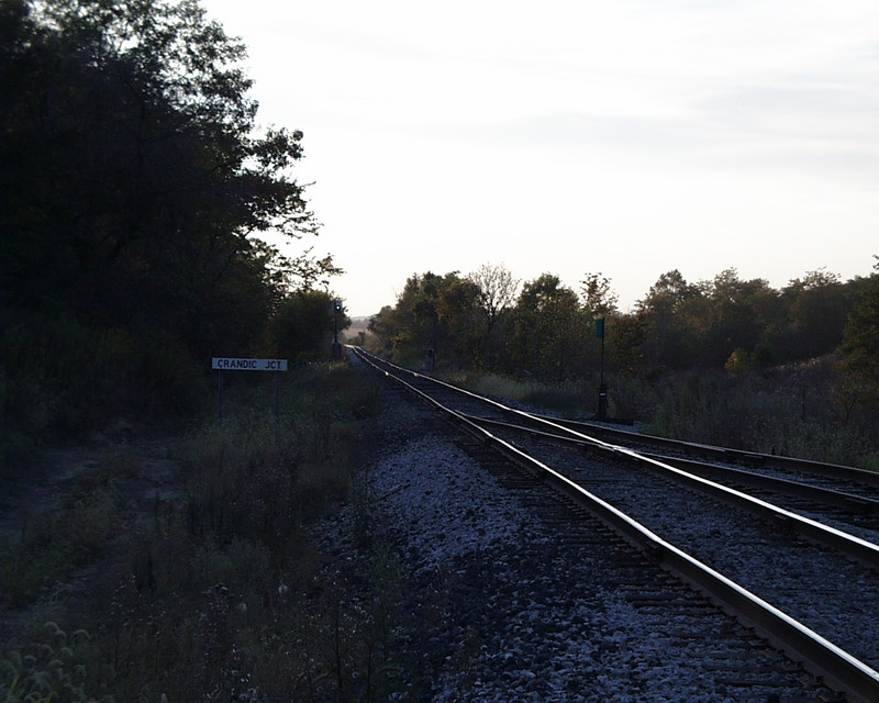 Looking west along the IAIS main at the old Crandic Junction sign on 24-Sep-1999