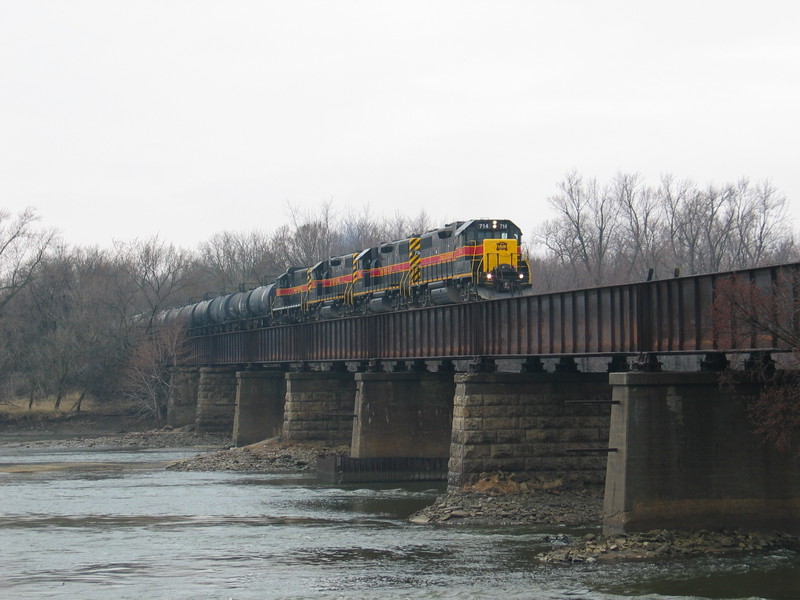 Extra eastbound on the Cedar River bridge, Moscow, March 30, 2006.