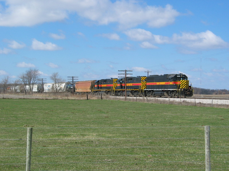 Extra eastbound approaching Twin States, April 3, 2006.