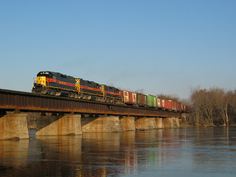 Extra eastbound on the Moscow bridge, April 10, 2006.