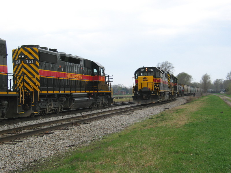 Extra eastbound heads in to clear, while the RI turn holds, April 14, 2006.