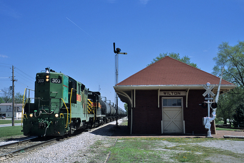 Wilton, Iowa and the IAIS #303 West. April, 26th, 2004.