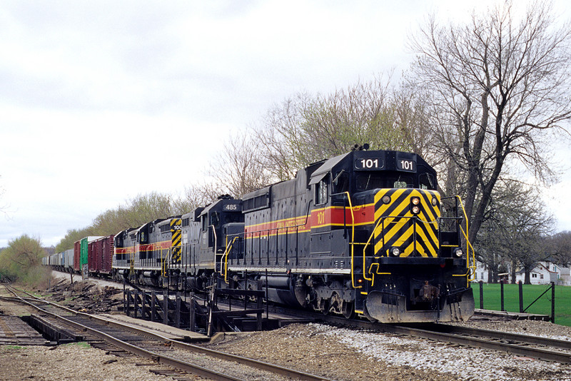 #101 pauses with an eastbound at the junction, Davenport, Iowa April, 12th, 2001.