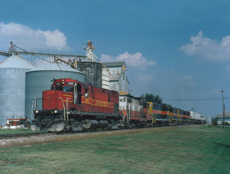 850 moves westbound with "BICB" at Atalissa, Iowa September 19, 1998.