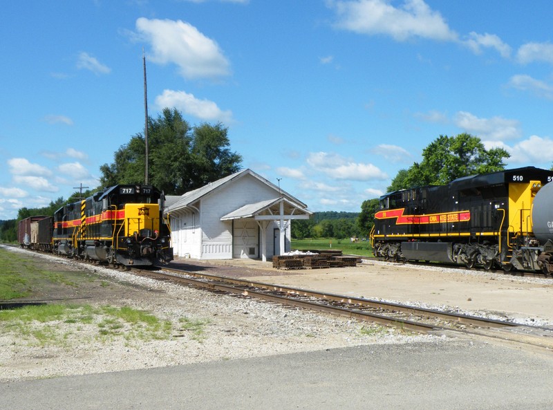 A fairly uncommon daylight meet at Bureau is well underway as westbound BIRI meets eastbound BUSW.