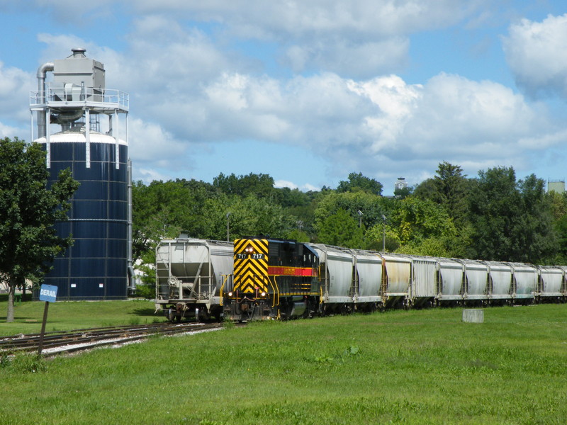Working Buzzi Cement, Iowa 717 builds air on the first cut of empties.