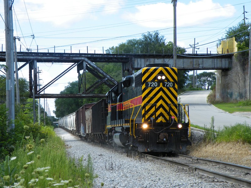 With its train all together and running push-pull style, Iowa 720 east heads toward Utica, passing under the Buzzi spur.