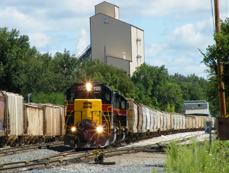 Working Utica, BUSW has to move a track of empty sand cars to get to their pick up.