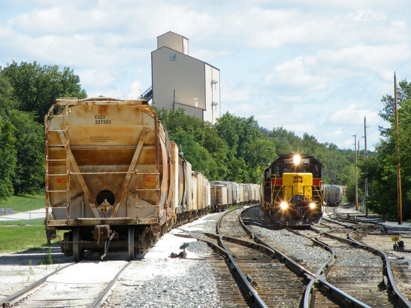 Another view working the CSX interchange at Utica.