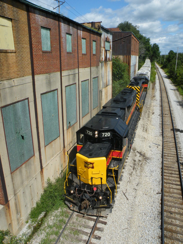 Take two, with sun! Iowa 720 and 717 shove the remaining 18 loads of powdered cement up the Buzzi spur toward the interchange tracks.