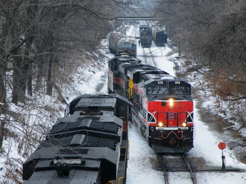 Working the yard, IAIS 513 makes a quick set out of grain for CR before continuing east. They would also swap out the lone 507 for 505, 711, and 154.