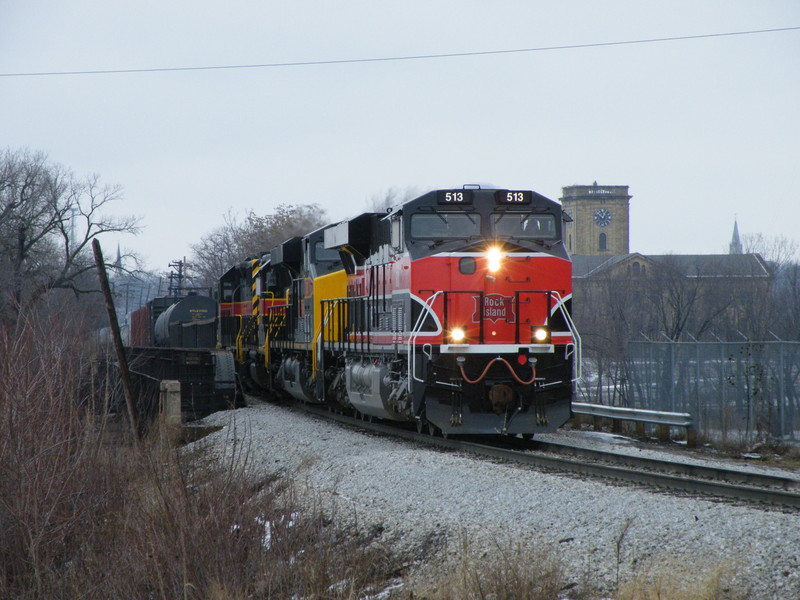 Entering Illinois, IAIS 513 prepares to make set outs, a pick up, and drop unit 711 in Rock Island yard before tying it down at Carbon Cliff.