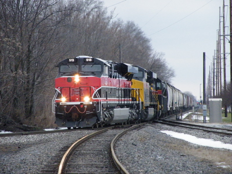 Taking the IAIS option at BNSF's 77th St. Industrial Line... IAIS 513 continues its trek toward Carbon Cliff, and eventually Chicagoland.