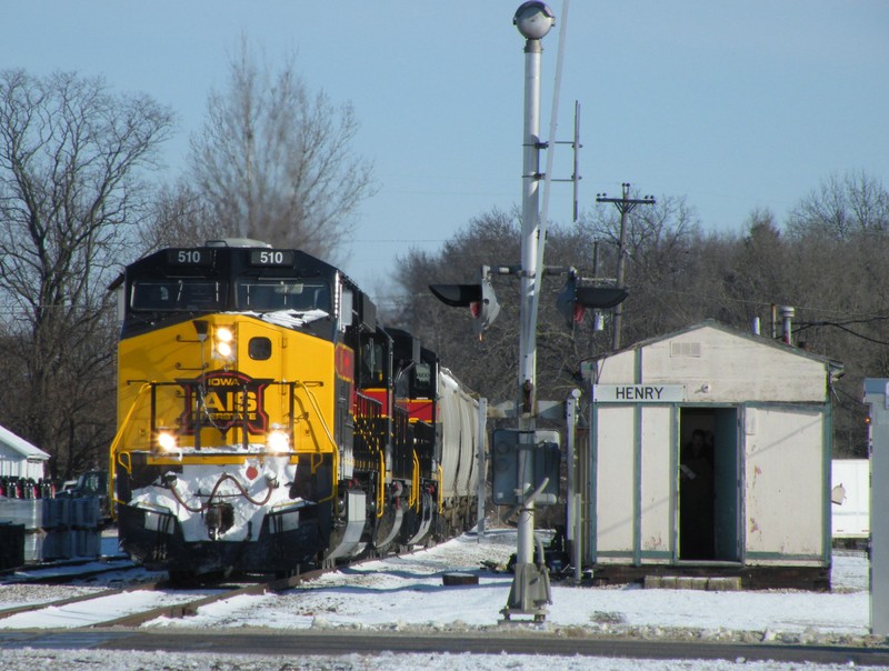 BUSW pauses at the Henry shack to pick up their paper work for today's work in Peoria. We didn't quite make it to Peoria before they departed so upon seeing the head end, we immediately deduced that they would be picking up a loaded coal train from the TZPR!