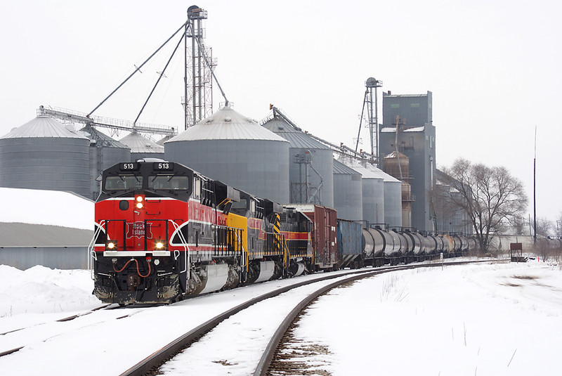 513 and the BICB wait on the siding at Marengo.