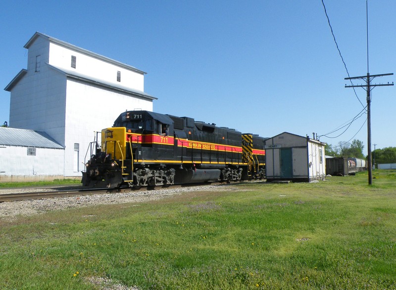 After a 30 min pause outside of Henry to wye the train motor 714, BUSW is bakc underway through Henry.