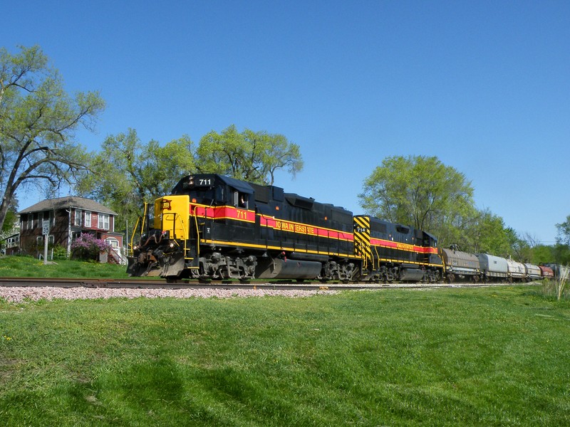 Rolling right along, 711 breaks the silence as BUSW heads through Sparland. It really was too bad they had the 4 coil cars and two hoppers ahead of the empty coal train.