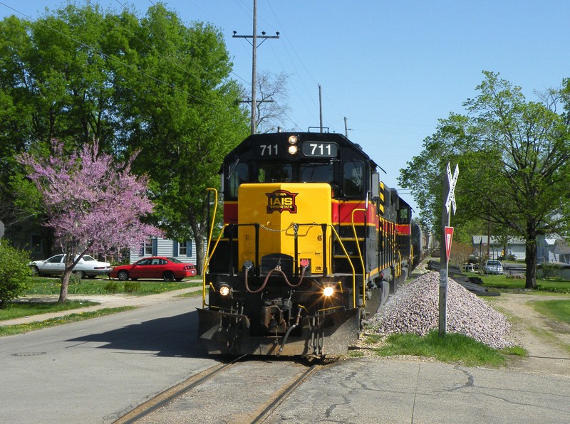 Instead of taking the cliche depot shot in Chillicothe, I decided to focus on the narrow almost street running further south in town, so here we have 711 squeezing between building and roadways on its way through town.