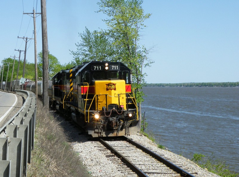 Skimming the Peoria Lake, BUSW takes it easy through Peoria Heights with its empty coal train in tow. The crew is now calling the TZPR for access into their Limit Yd.