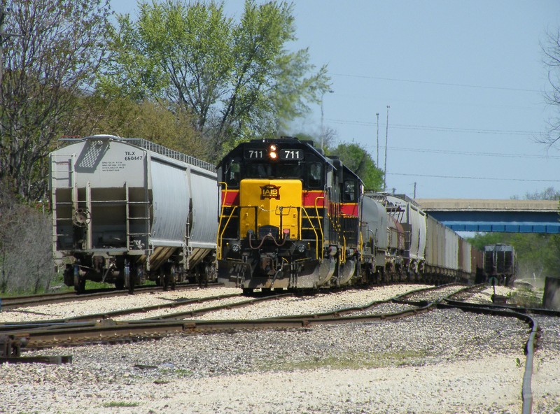 BUSW pulls down through Limit Yd before cutting off of their train.