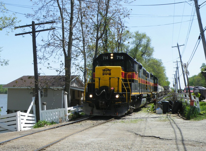 Heading back north, Iowa 714 now leads a 50 car manifest out of Limit Yd through Peoria Heights.