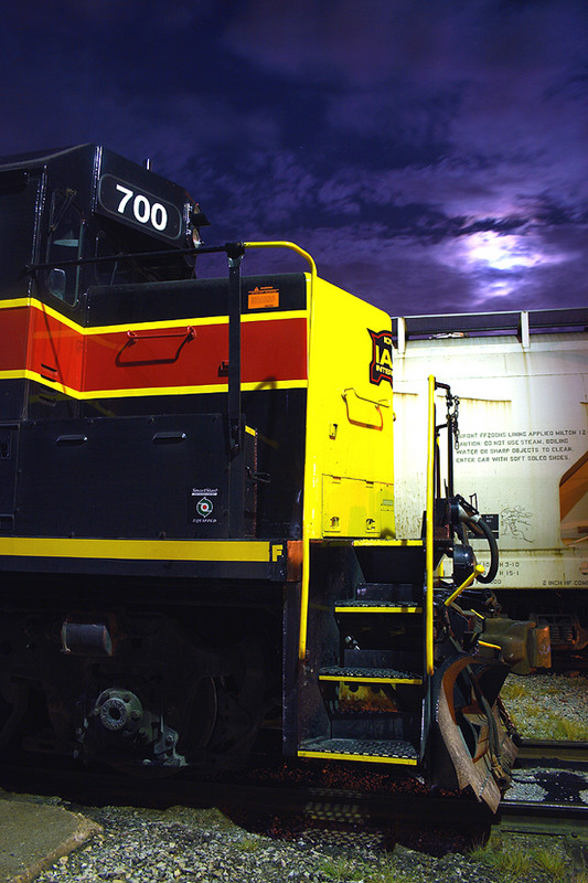 700 barks at the moon in Rock Island Yard     September, 4th 2006.