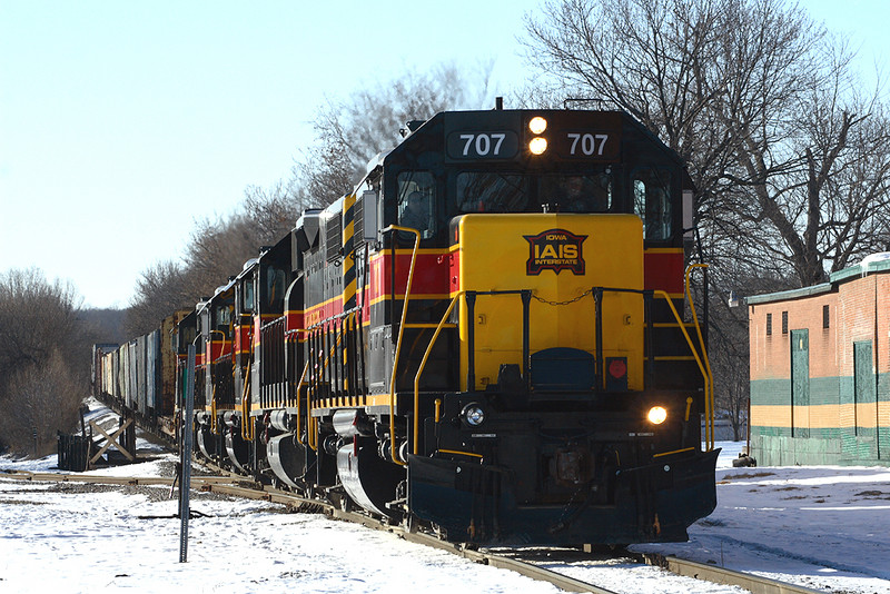 707 is on he point of this day's east train, and they appear to be holding at Missouri Division Junction for entry into Rock Island Yard.       December 7th, 2006