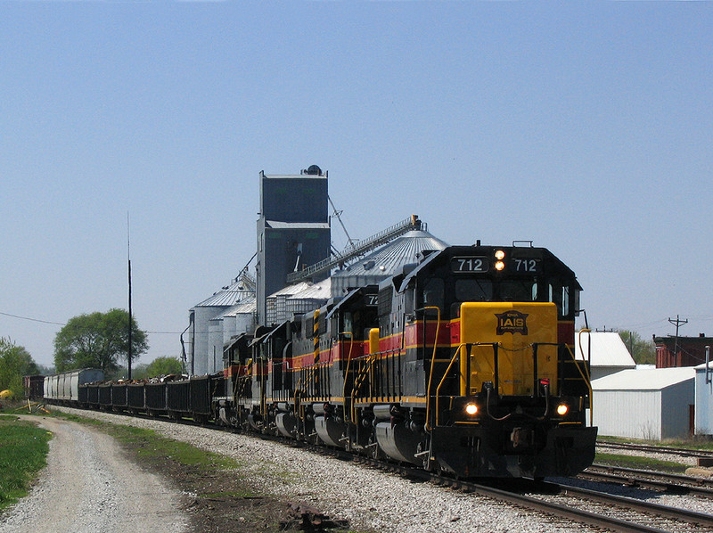 IAIS 712 leads this eastbound train at Marengo, Iowa, April 26th, 2006.