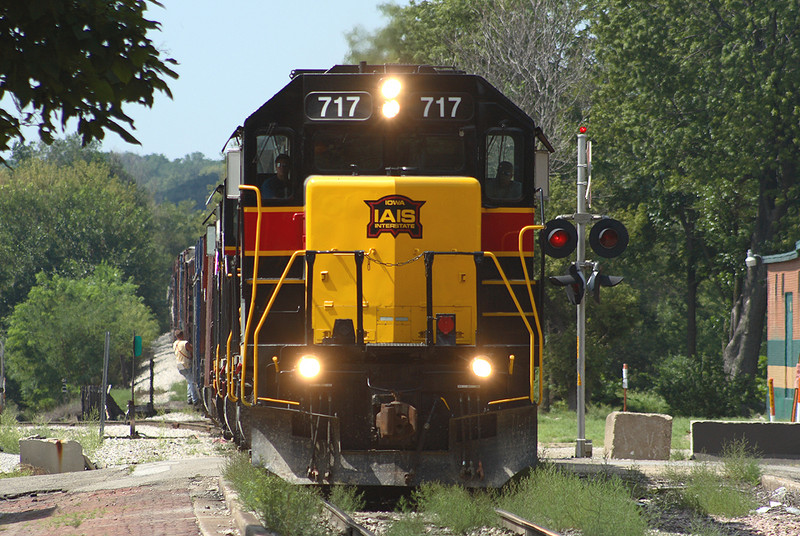 Having just finished a set out at Missouri Division Junction for the ICE, CBBI gets it back together and heads east for Rock Island Yard, August 31, 2006