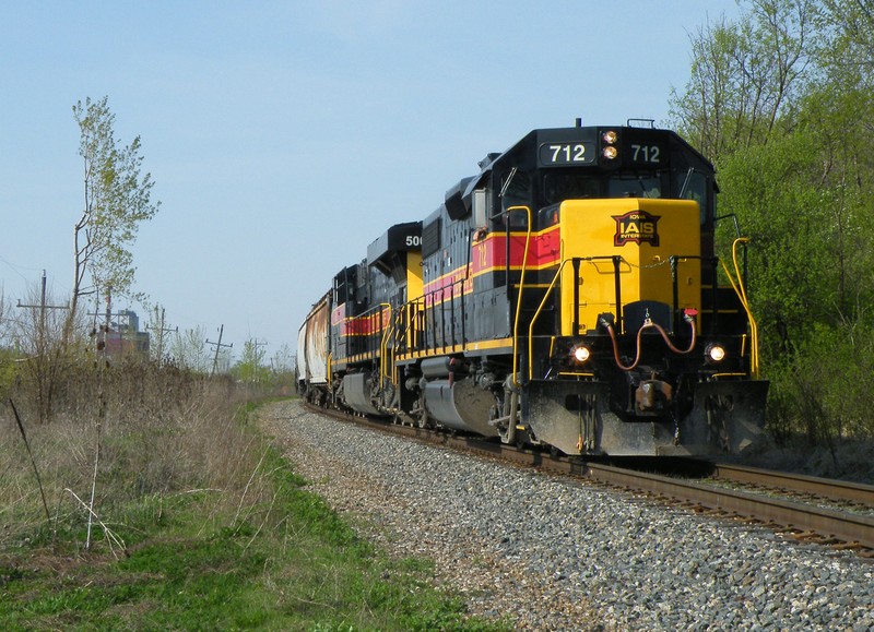 Strolling towards Joliet, ANBIU symboled as CSXT Z032 13 eeks around a bend on the east side of Rockdale parallel to Rte 6. 04-13-10
