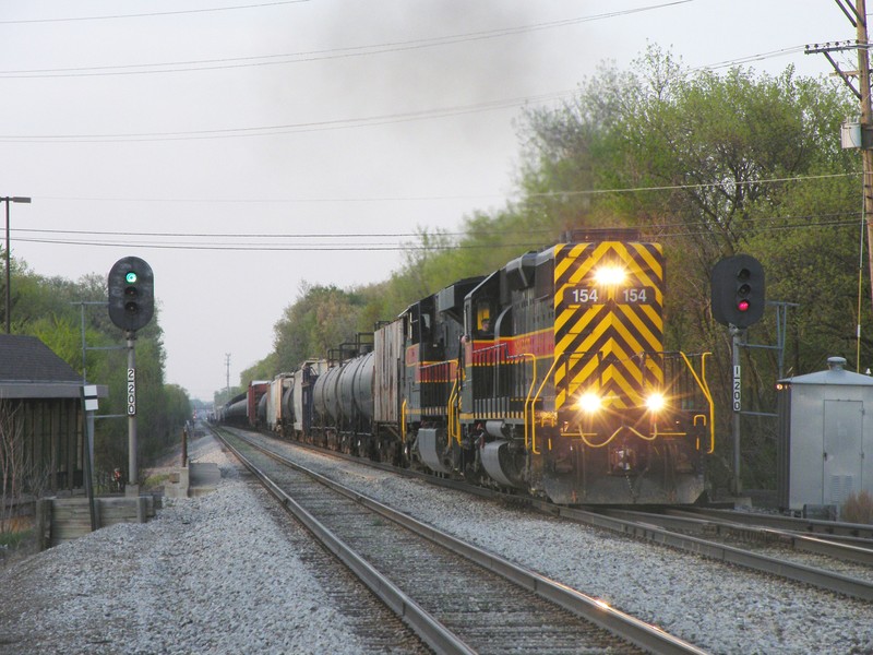 BICB thunders through Oak Forest with 154 and 509 leading over 100 cars of manifest. Not quite enough sunlight left to make Oak Forest. I'll back track to Midlothian next time. 04-15-10