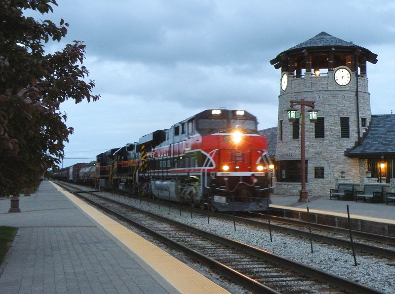 The almighty 513 leads a tardy BICB through Tinley Park on very crumby evening. I believe this is the closest the 513 has gotten to leading west in daylight... maybe some day. 05-13-10