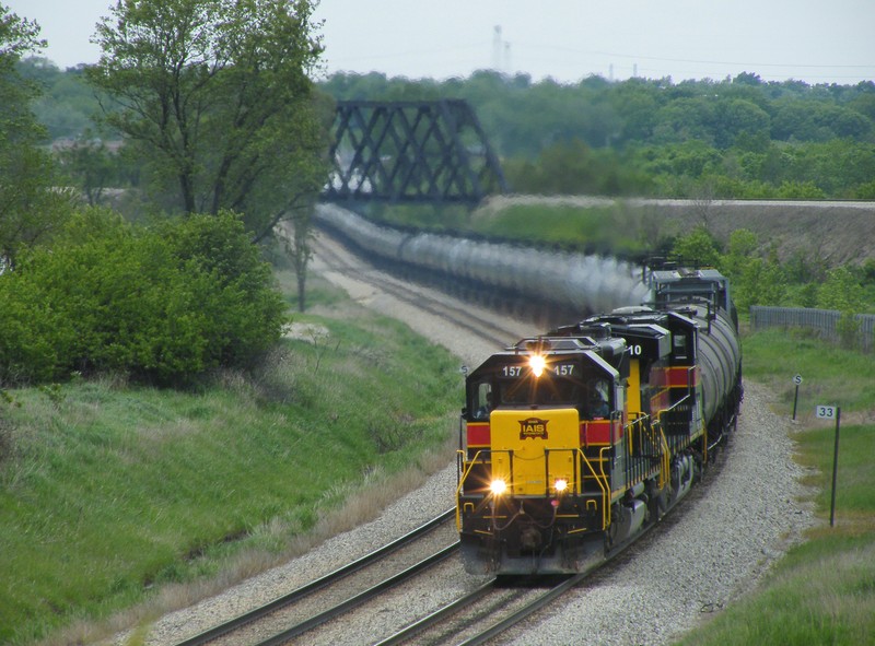 Grinding upgrade toward Mokena, the lead motor is screaming as this ANBIU ducks under the former Wabash in New Lenox. 05-18-10