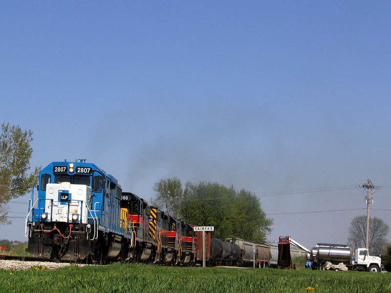2807 passes Fairfax, Iowa with "CRIC"  April 26, 2006