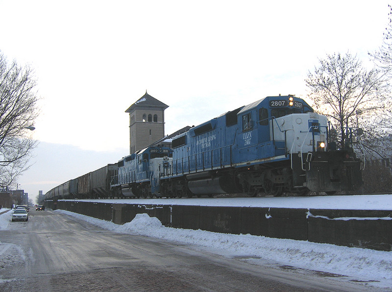2807 leaves Davenport, Iowa with an "RIIC" turn on a cold  January 10, 2005