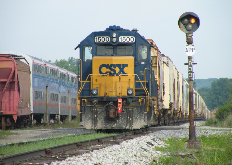 CSXT 1500 strolls past a vintage Rock signal converted to a distant signal to signify the start of Ottawa YL.
