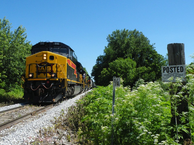 Just outside of Chillicothe, the tracks again swing southwest and the nose light almost disappeared.