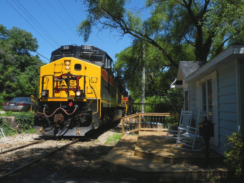 Taking it easy through Peoria Heights, the big GE's creak through the narrows, inches from the resident's front porches.